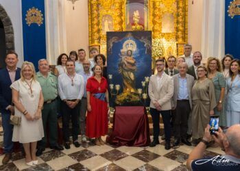 Cehegín vivió ayer en el Convento de San Esteban un acto muy especial con la presentación oficial del cartel anunciador de sus Fiestas Patronales 2025, enmarcadas en un año histórico en el que la localidad celebra el Año Jubilar por el 300 aniversario de la llegada de su Patrona, la Virgen de las Maravillas, y el centenario de su Coronación Canónica Pontificia.     El cartel, obra del artista ceheginero Paco Fernández, refleja con gran sensibilidad y belleza el espíritu de estas celebraciones tan significativas. La composición presenta, como si de un telón festivo se tratara, una cortina superior con tres ángeles que custodian la imagen central de la Virgen de las Maravillas, y en la parte inferior, el pueblo de Cehegín engalanado, flanqueado por farolillos que evocan la decoración tradicional del Carro de la Virgen. Una obra que une arte, devoción y tradición, y que ya forma parte de la memoria colectiva de la ciudad.     Durante el acto, que ha sido presentado por el periodista ceheginero, Ramón Caparrós, el presidente de la Hermandad, Tomás Noguerol, autoridades eclesiásticas, concejales, miembros de la Hermandad y vecinos acompañaron esta presentación que marca el inicio de unas fiestas cargadas de emoción y simbolismo.     La alcaldesa de Cehegín, Alicia del Amor, destacó la trayectoria de Paco Fernández, subrayando que su cartel es “un espectáculo que capta la esencia de nuestras celebraciones y el sentimiento de todo un pueblo hacia su Patrona”. Asimismo, agradeció el esfuerzo de la Hermandad de la Virgen de las Maravillas y del concejal de Festejos, Lolo García, por su trabajo y dedicación para engrandecer estas fiestas tan especiales.  Con esta obra, Cehegín invita a todos a vivir intensamente unas Fiestas Patronales irrepetibles, con respeto, ilusión y devoción hacia su Madre, la Virgen de las Maravillas.